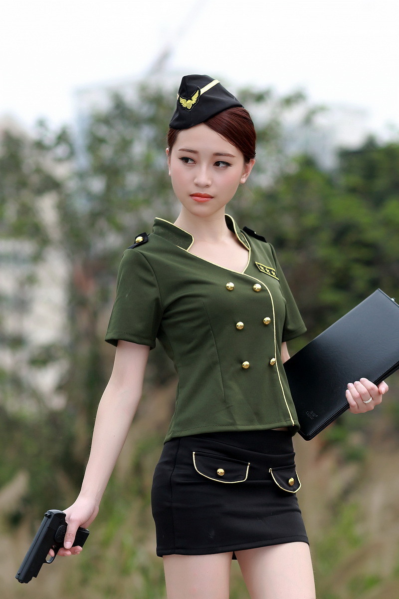 制服美女长腿迷人户外写真