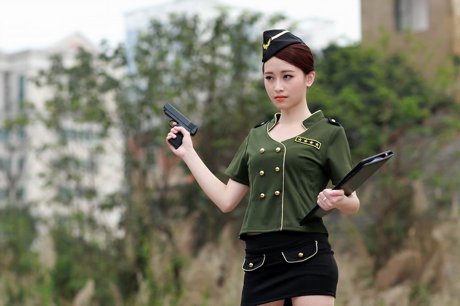 制服美女长腿迷人户外写真(4)