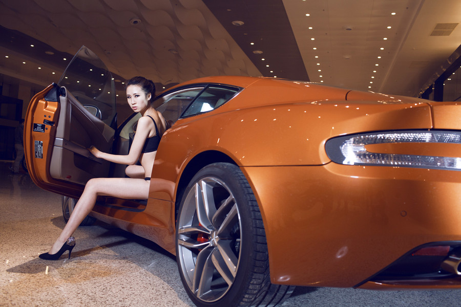 阿斯顿马丁美女车模内衣拍摄写真(4)