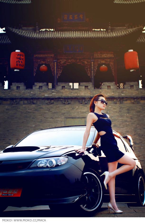 美女车模嘉嘉豪车外拍写真(2)
