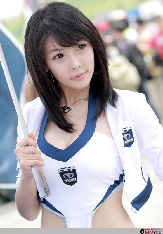 韩国美女李智友车展妩媚姿势