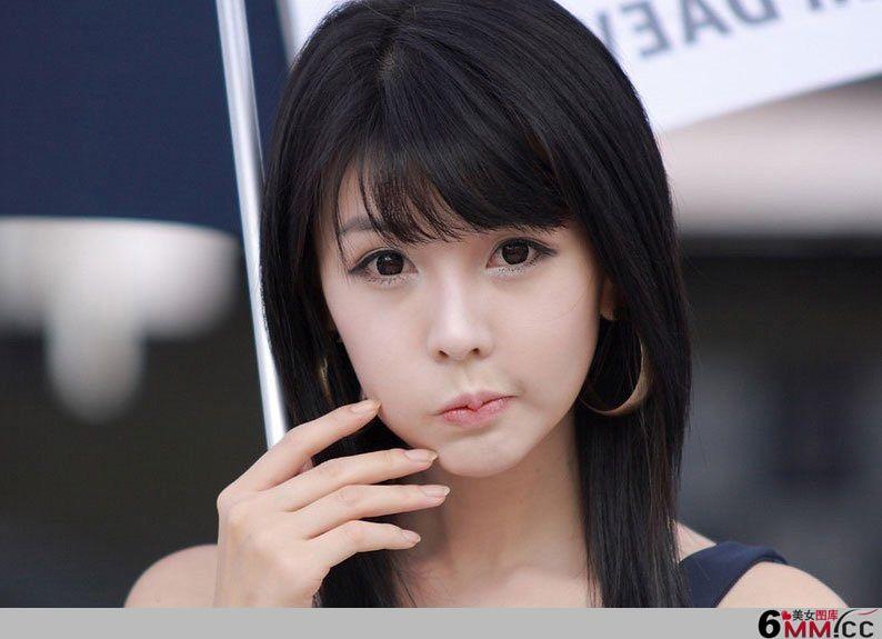 韩国美女李智友车展妩媚姿势(9)