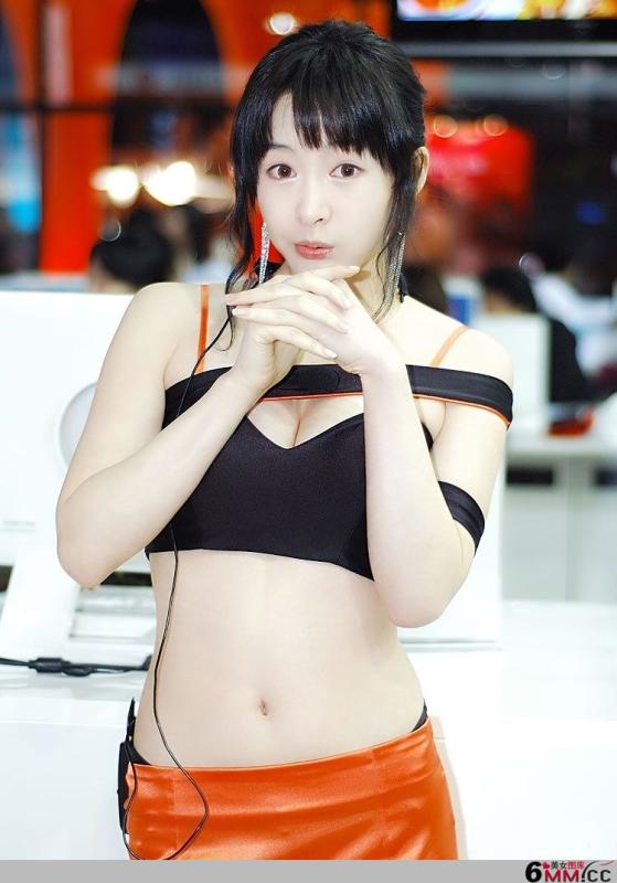 韩国某车展上白嫩嫩的甜美车模(9)
