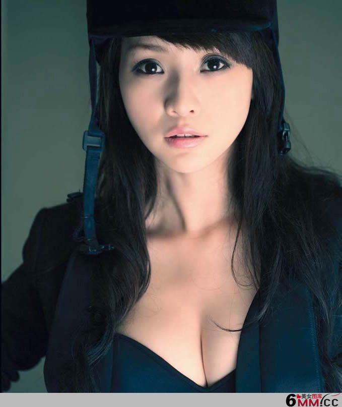 柳岩《男人装》火辣秀巨乳照(8)