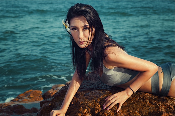 长腿美女性感泳装海边写真