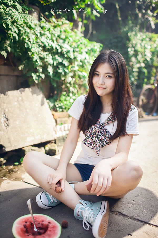 户外街怕小清新萌妹子