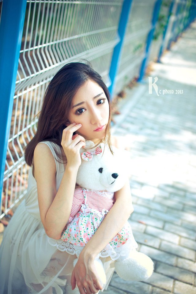 校园甜美校花嘟嘴卖萌户外写真