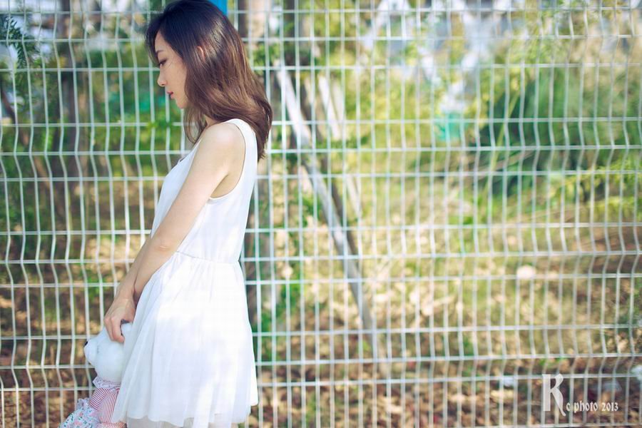 校园甜美校花嘟嘴卖萌户外写真(8)