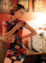 女人花旗袍散发魅力贵气