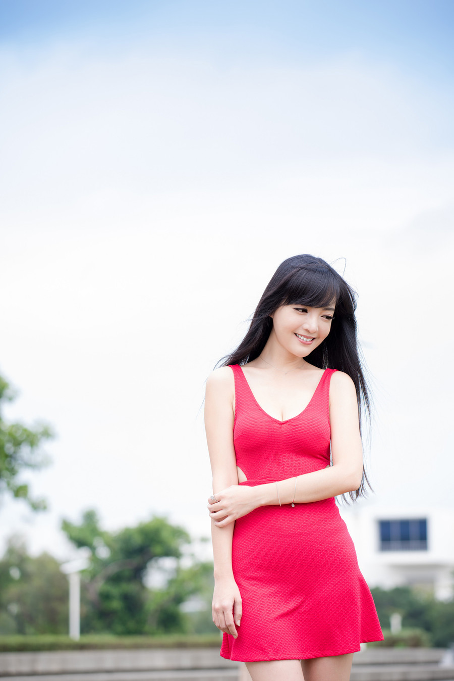 大学绝色校花户外秀性感美胸