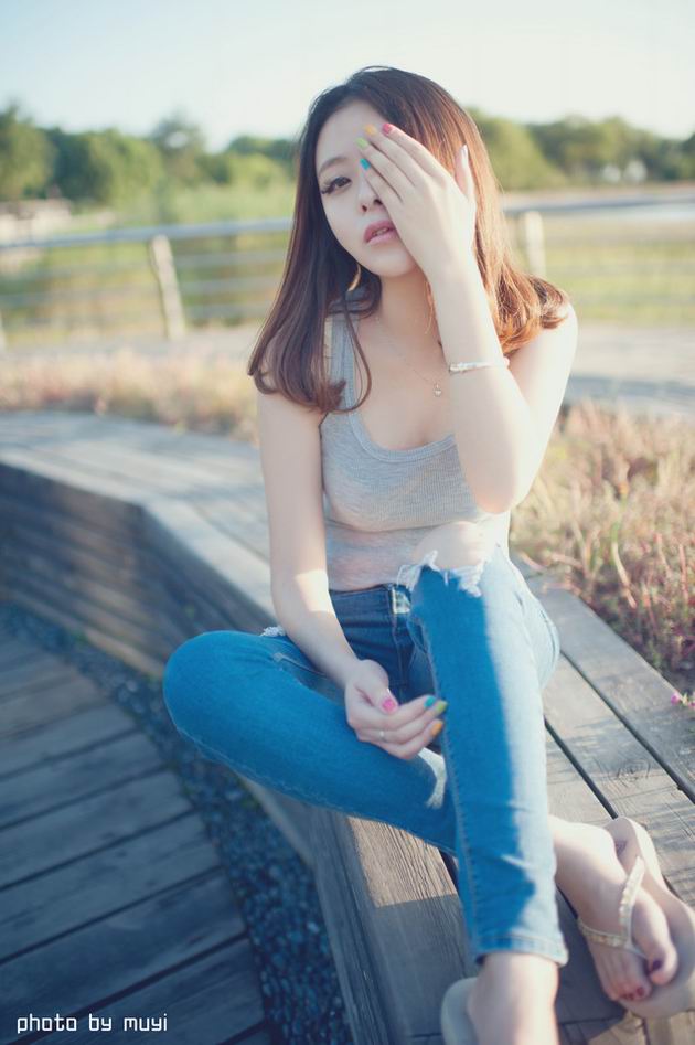 可爱小美女户外低胸紧身背心唯美写真
