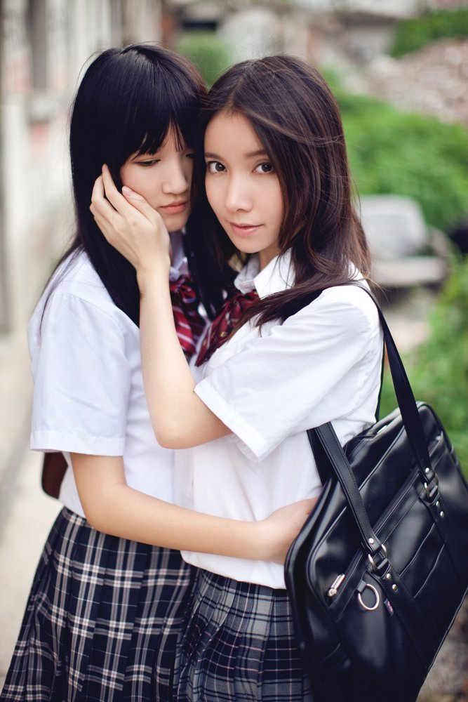 气质娇美制服少女上学的路上