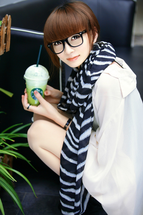 黑框眼镜娇美少女午后阳光优雅写真
