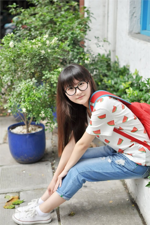 90后校园清纯美女生活照，俏皮搞怪女汉子(11)