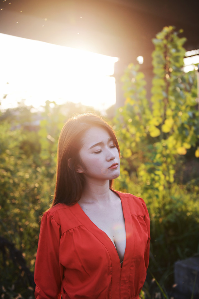 落日里火车轨道上的红色衣服的美腿美女(10)