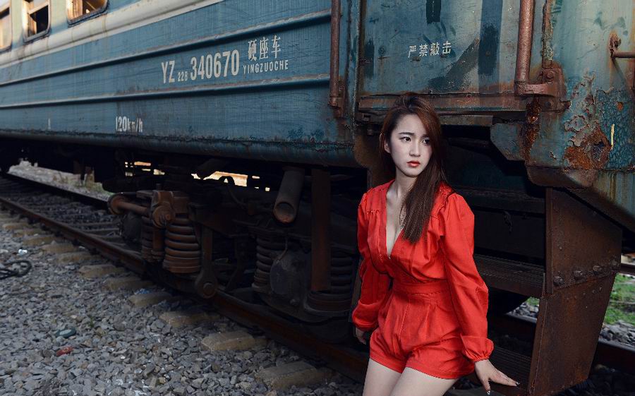 落日里火车轨道上的红色衣服的美腿美女(9)