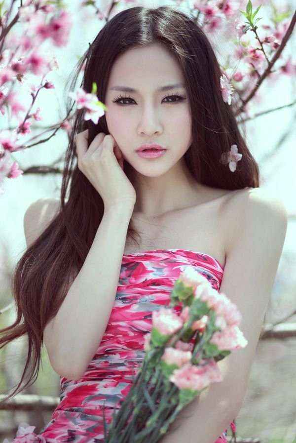 花下电眼美人清纯动人