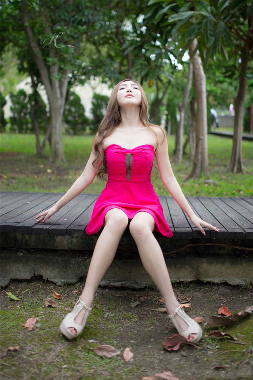 粉红美女赵芸迷人酥胸性感街拍写真(27)