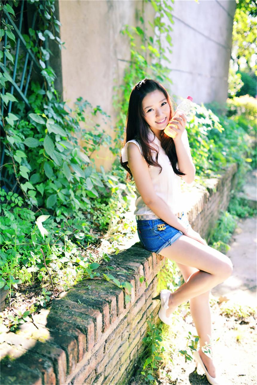 阳光美女甜美气质街拍写真(7)