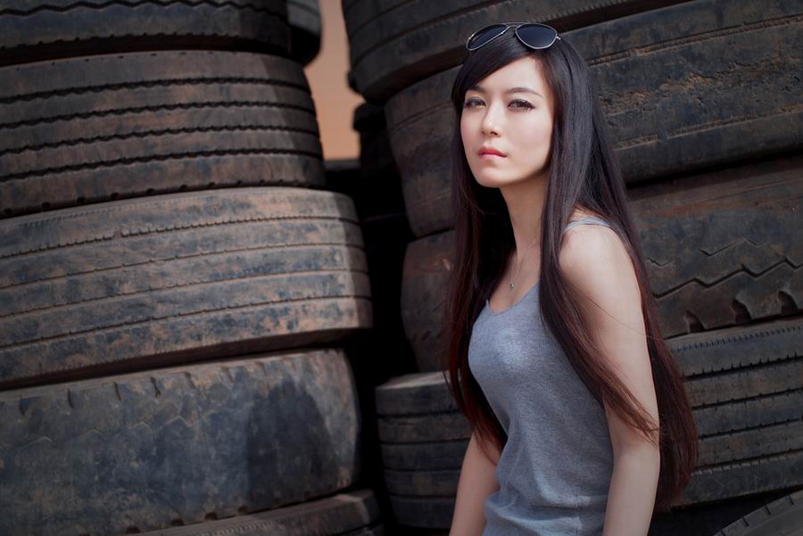 气质美女模特户外甜美写真照(2)