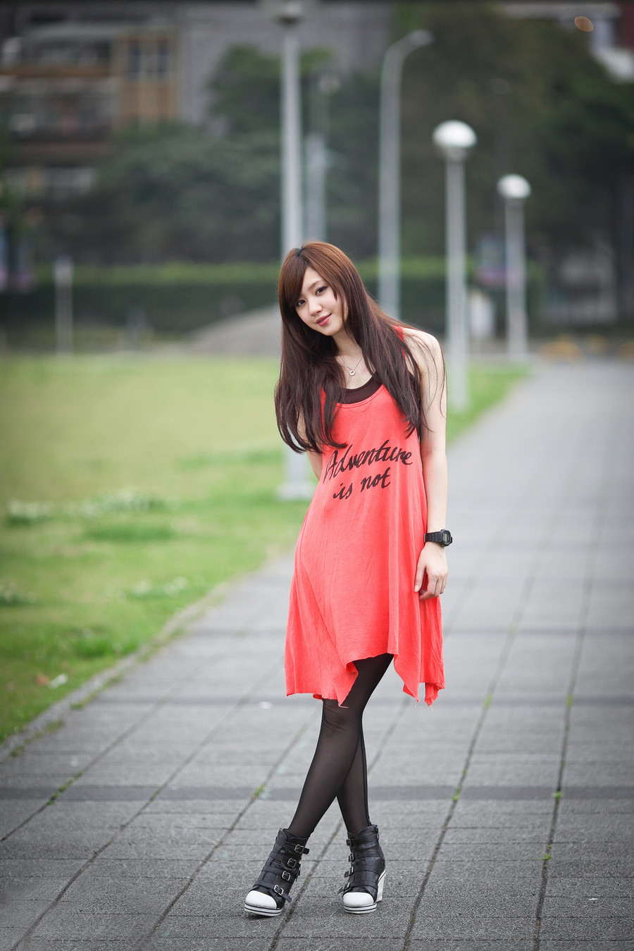 清纯美女谢翔雅街拍可爱迷人写真(13)
