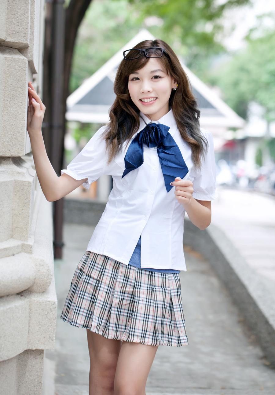 迷人美女鱼儿清纯制服街拍写真