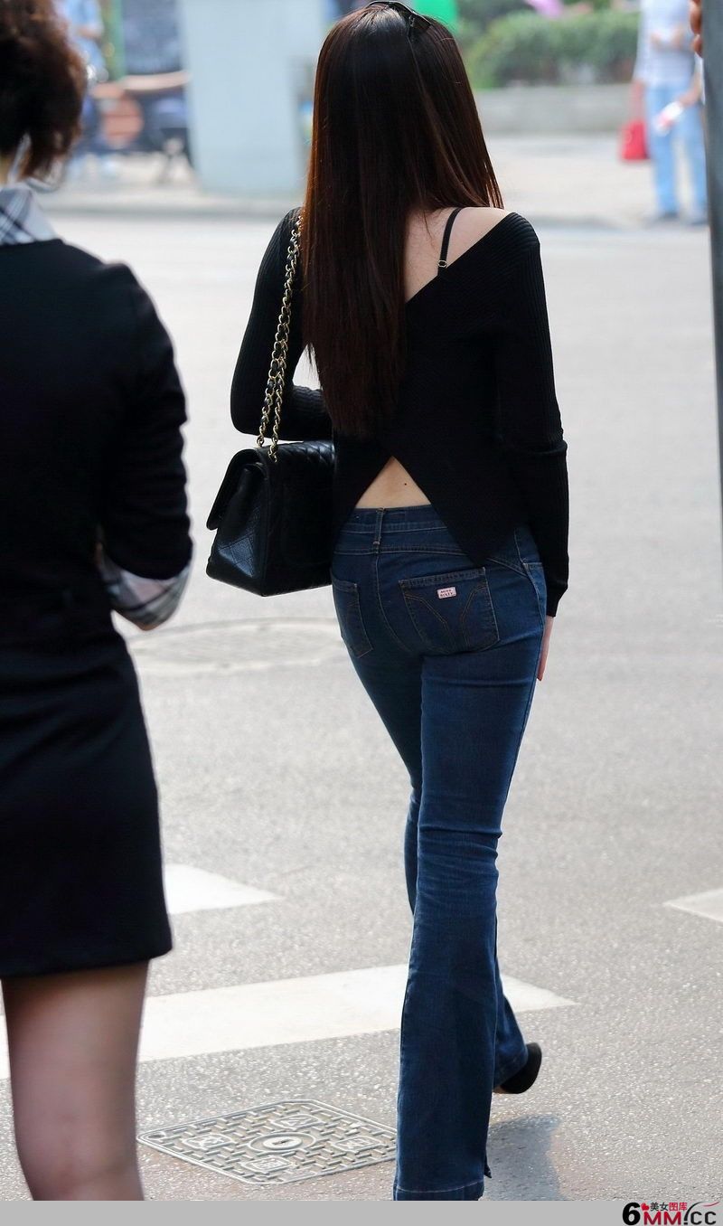 街拍黑衣牛仔裤迷人美女(5)