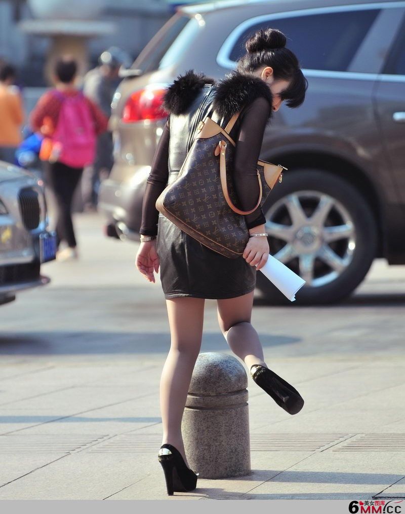 街拍皮裙丝袜性感美女诱惑图(2)