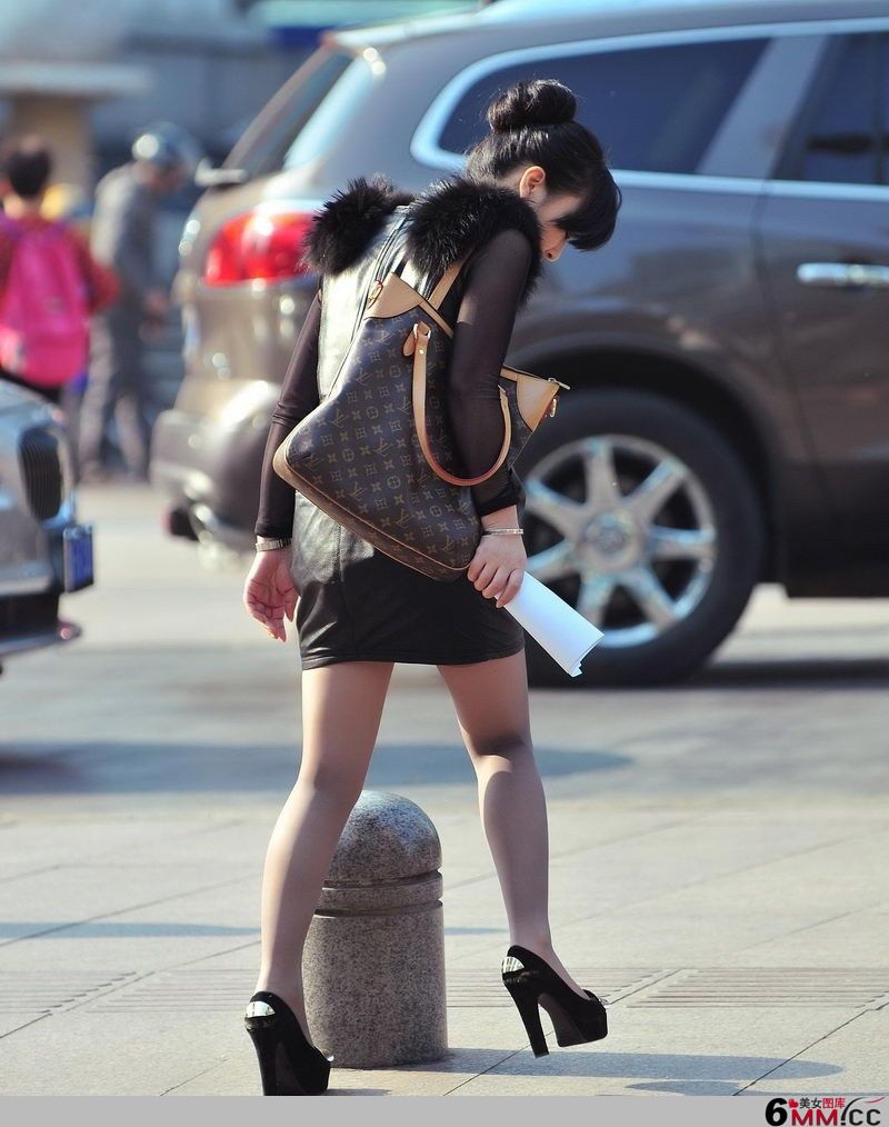 街拍皮裙丝袜性感美女诱惑图(3)