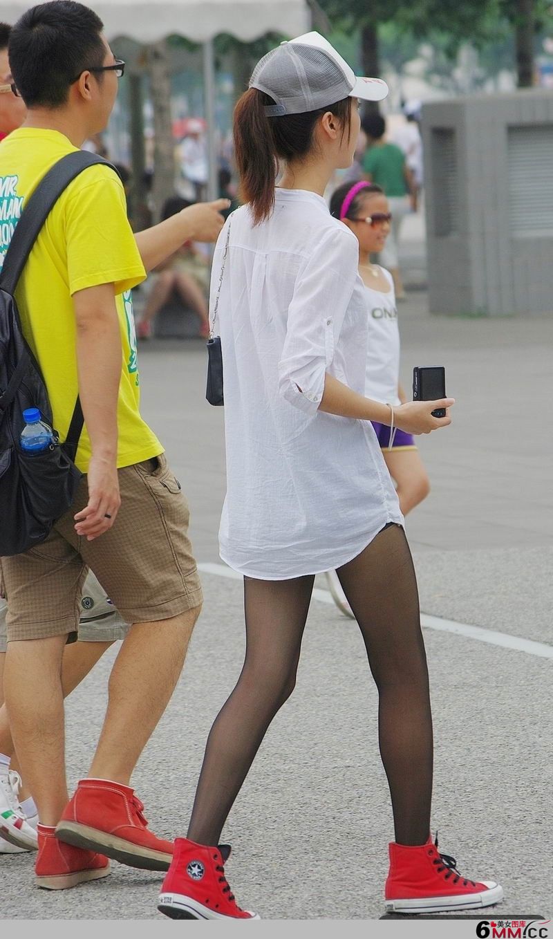 北影门口的黑丝齐腰衬衫美女