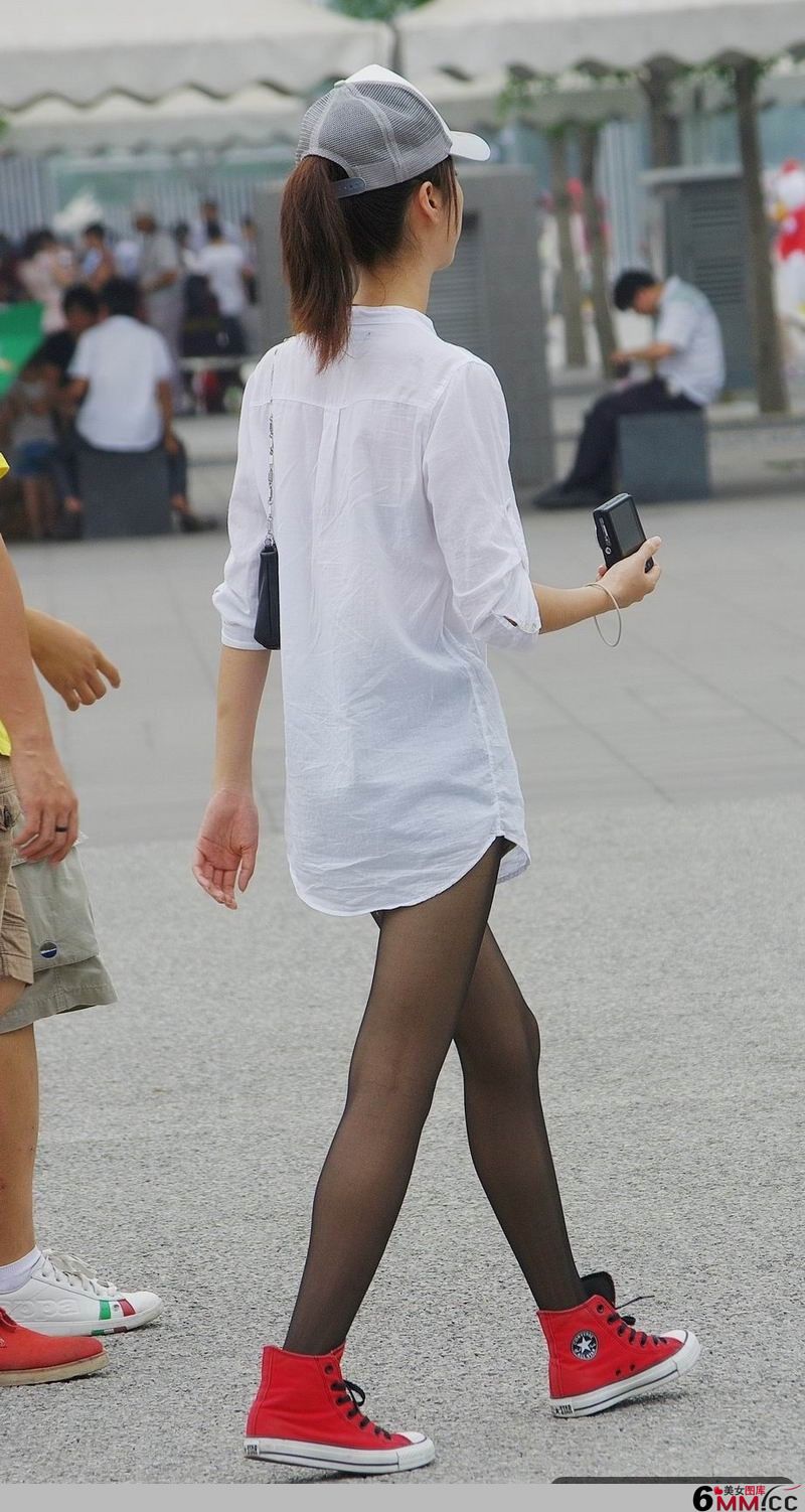 北影门口的黑丝齐腰衬衫美女(2)