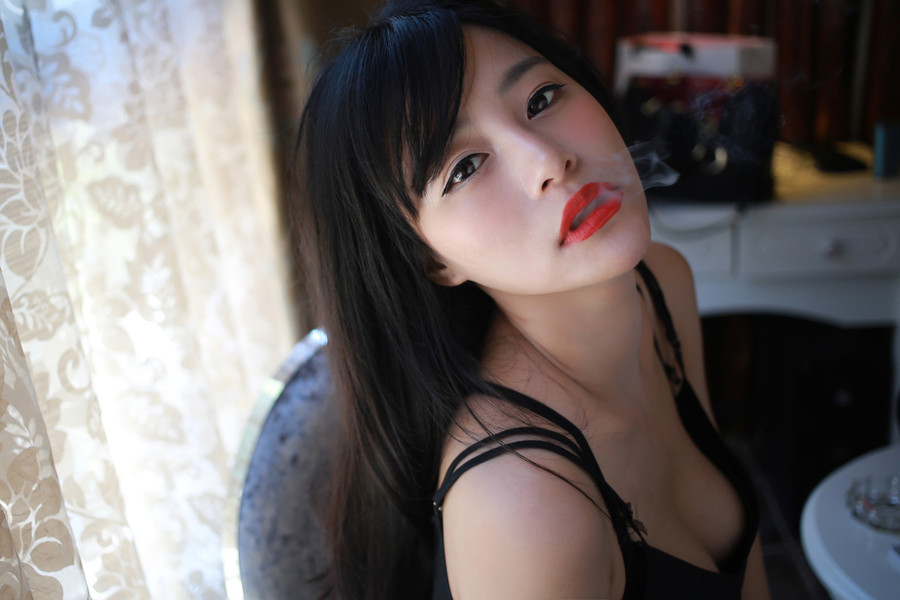 美女模特易欣点烟室内的颓废气息
