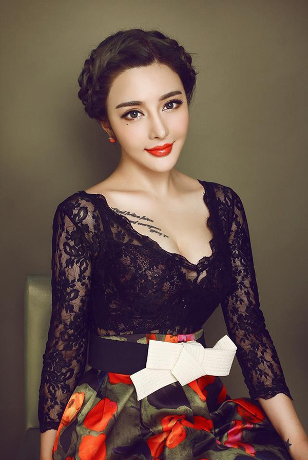 冯雨芝紧身蕾丝上衣包裹不住豪乳