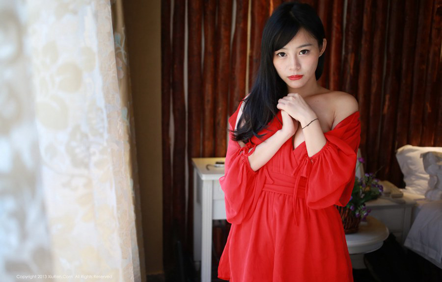 性感爆乳的红衣美女易欣红忧伤写真(6)