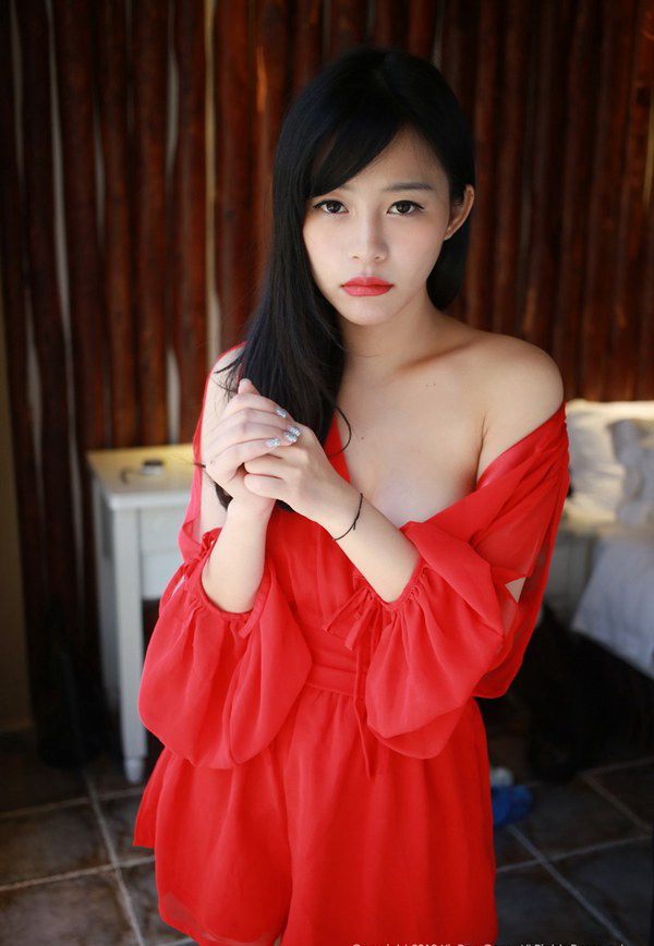 性感爆乳的红衣美女易欣红忧伤写真(7)