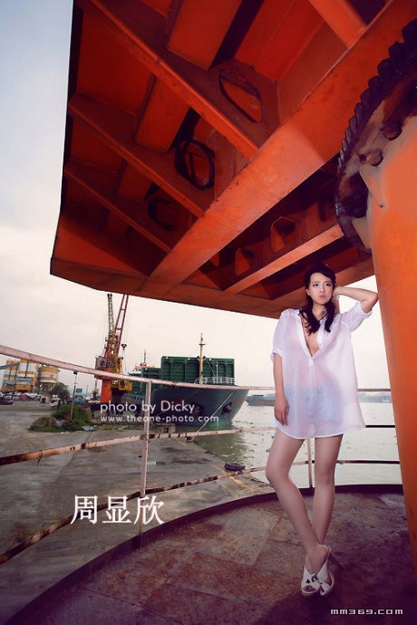网络气质白色衬衣制服的迷人美女周显欣(17)