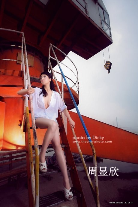 网络气质白色衬衣制服的迷人美女周显欣(18)