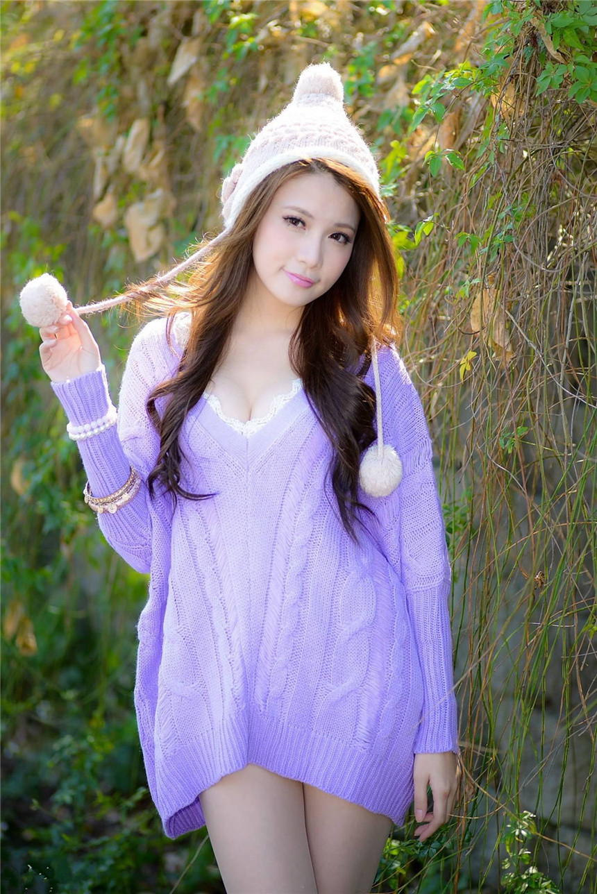 美女许睿瑜超性感酥胸美腿迷人写真(41)