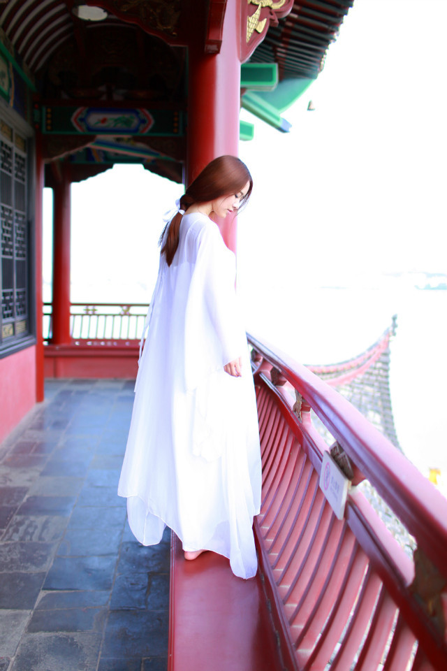 美女白嫩美乳复古性感酥胸诱惑(2)