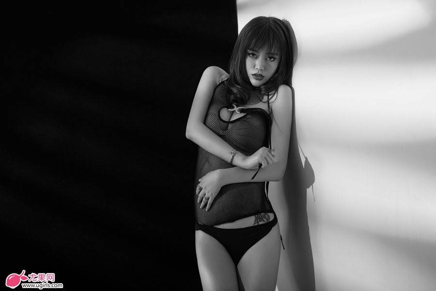丰满美女王轶玲性感闺房诱惑私房(12)