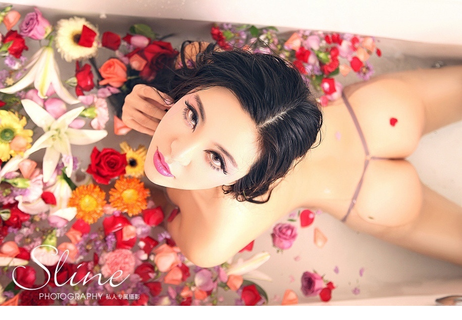 美艳少妇性感水中妩媚诱人