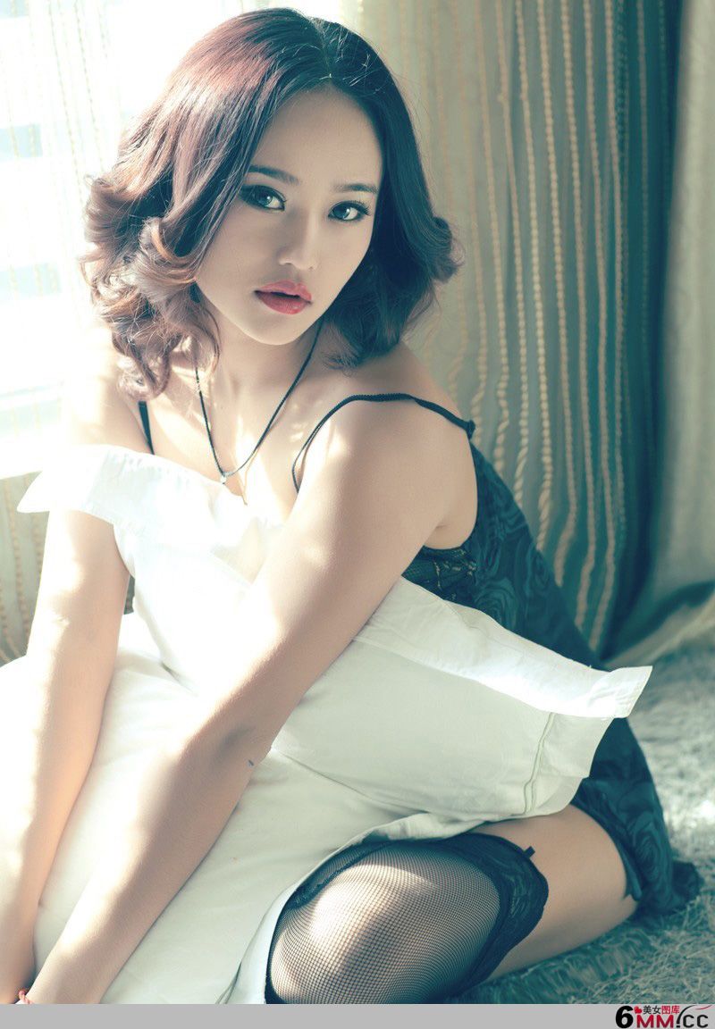 性感美女屋里的黑丝美少妇私房诱人美腿(2)
