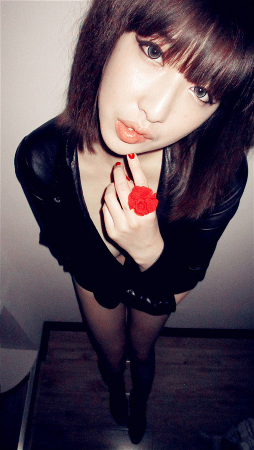诱人美女酥胸自拍私房照(26)