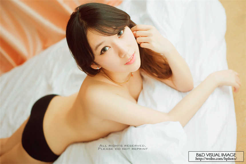 可爱美女半裸诱惑私房照(2)