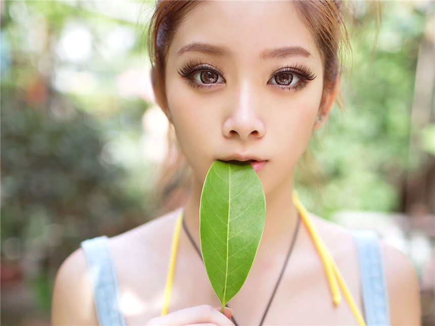 可爱美女街头酥胸迷人写真(6)