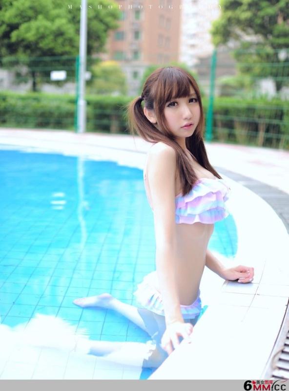 水中的美女让你清凉一夏