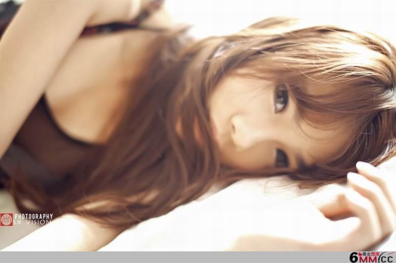 纯情小美女甜甜私房写真(4)