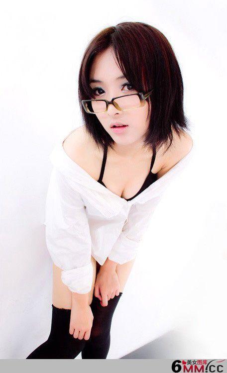 清纯美女妩媚私房酥胸迷人照(8)