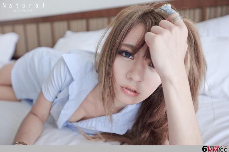 酒店总统套房里的大眼美女