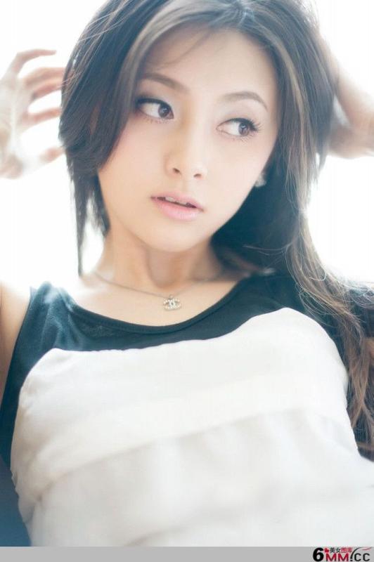 白皙90后美女尤物酥胸私房(7)